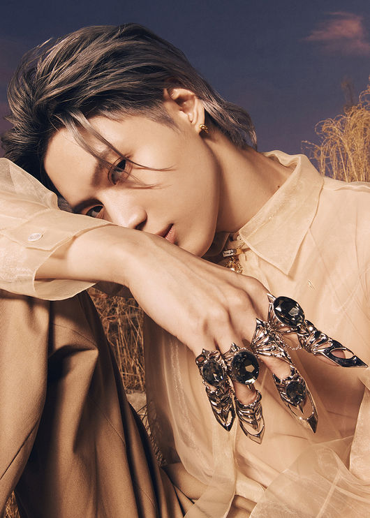 SHINee Lee Tae-min will continue his Sensibility Remady with the new mini-album song SAD KIDS (Sad Kids).Lee Tae-mins third mini-album Advice will be released on various music sites at 6 p.m. on May 18, and includes five songs in various moods, including the title song Advice with dark charm, If I Could Tell You (Eif Eye Cud Tell You), featuring Girls Generation Taeyeon.SAD KIDS, which is included in this album, is a medium tempo pop song with warm and minimal guitar melodies. The lyrics are a reminder of the love that was poor as a child with the extension of Lee Tae-mins regular 3rd album prologue single 2 KIDS (To Kids) Remady.In addition, Lee Tae-min has released a variety of teaser images that have been transformed into new album Concepts through various SNS accounts of SHINee prior to his comeback, and is gathering topics every day and adding anticipation for new songs.Meanwhile, Lee Tae-mins third mini-album Advice will be released on May 18th as a record.SM Entertainment
