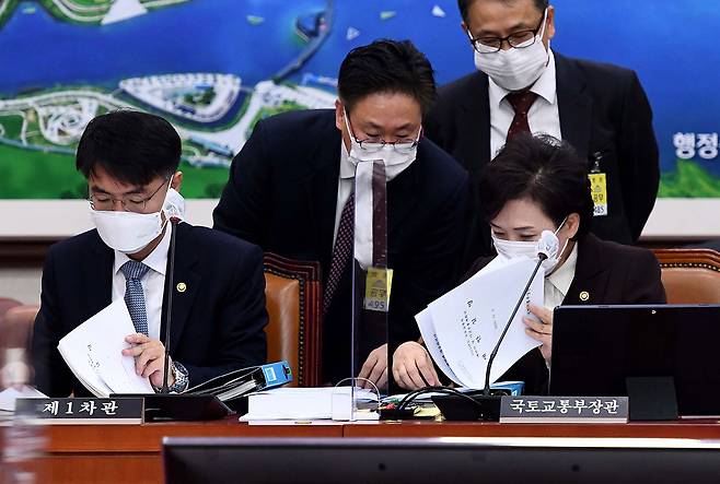 지난해 11월 정부는 재산세 부담 완화 방안을 발표했다. 사진은 국회 국토교통위원회 회의에 참석한 김현미 당시 국토교통부 장관(오른쪽). ⓒ연합뉴스