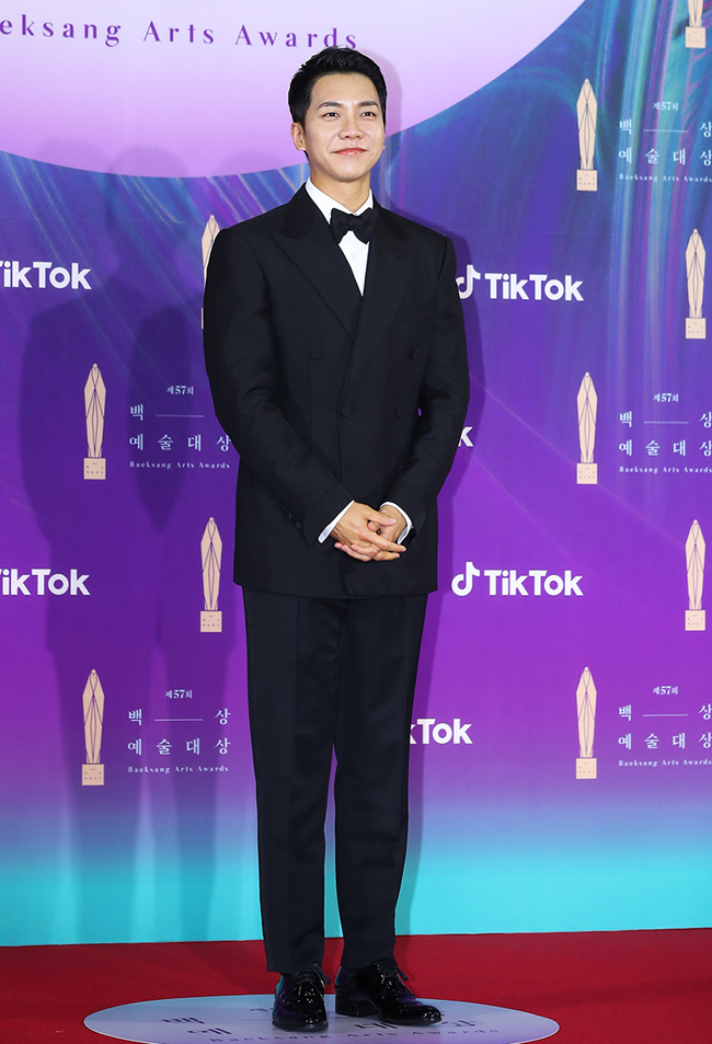 Singer and actor Lee Seung-gi poses at the 57th Baeksang Arts Award for Most Popular Male in Arts red carpet event held in KINTEX, Ilsan, Goyang, Gyeonggi Province on the evening of the 13th.Photo: Baeksang Arts Award for Most Popular Male in the Art Grand Secretariat
