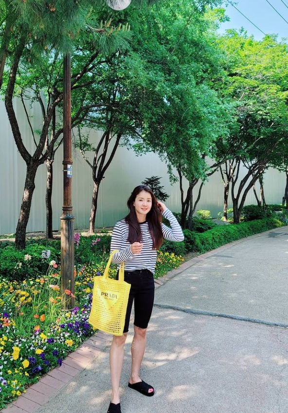 Lee Si-young released several photos on her Instagram account on Thursday.In the public photo, Lee Si-young is standing on the road with a yellow LuxuryBrokeback Mountain worth 1.5 million won.It captures the attention of those who see it with beautiful appearance like flowers on the road.The netizens who watched the photos responded that the eyes are really pretty and it is a wonderful picture.Meanwhile, Lee Si-young married Cho Seung-hyun, a restaurant businessman in 2017, and gave birth to son Jung Yoon the following year.