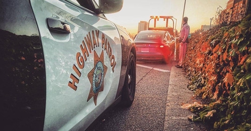경찰이 견인한 샤르마의 테슬라 차량 [캘리포니아 고속도로 순찰대 페이스북 캡처, 재판매 및 DB 금지]
