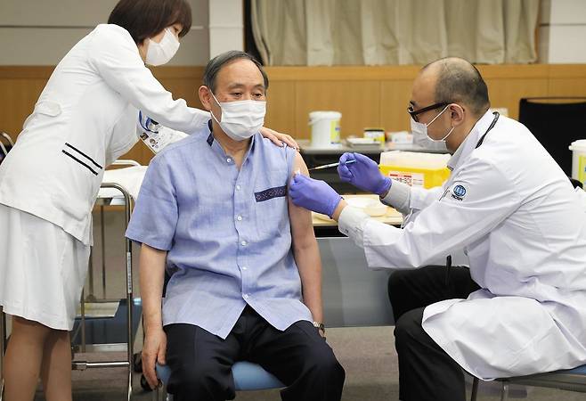 (도쿄 교도=연합뉴스) 스가 요시히데 일본 총리가 3월 16일 도쿄 신주쿠의 한 의료기관에서 코로나19 백신을 맞고 있다.