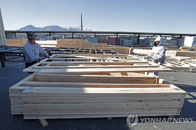 미국 유타주의 한 건축 현장에서 목재를 쌓는 근로자들 [AFP/게티이미지=연합뉴스]