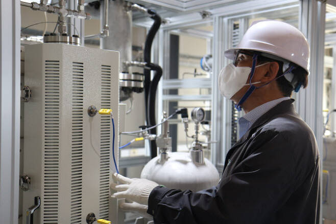 이산화탄소를 이용한 액체연료 생산 시험설비를 작동하는 모습.(사진=한국화학연구원)