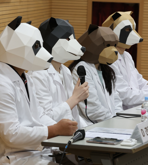 간호사들이 의사인력 부족으로 인한 불법 의료 현장에 대해 증언하고 있다. 〈사진=연합뉴스〉