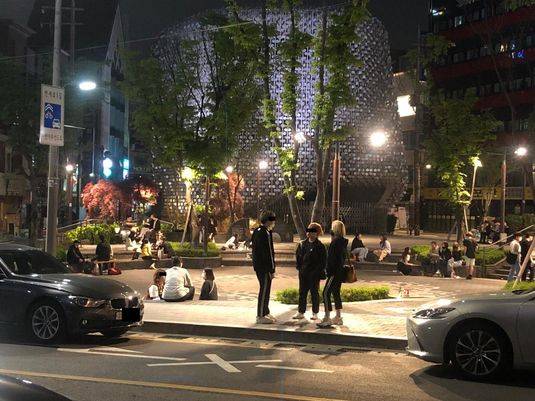 22일 오후 11시 서울 서대문구 창천문화공원이 술을 마시는 시민들로 북적인다.