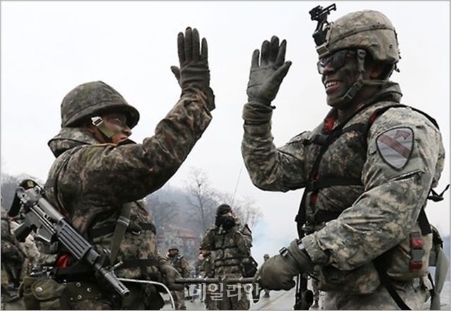 주한미군사령부가 파견한 제1공수특전단과 제75레인저연대가 한국 특수전사령부와 연합훈련을 하고 있는 모습(자료사진) ⓒ연합뉴스