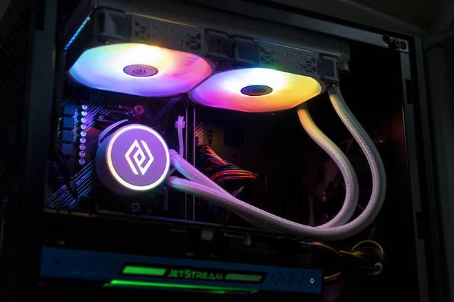 앱코 앤코어 L240 RGB는 워터 블록과 쿨링팬에 RGB LED가 점등된다. 출처=IT동아
