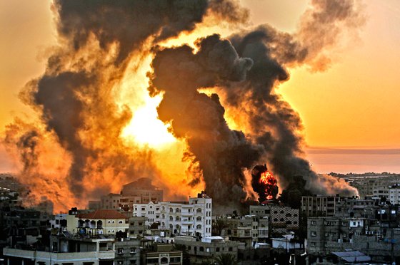 지난 12일 이스라엘군 공습으로 팔레스타인 자치지구인 가자시 남부의 칸 유니쉬 지역에서 검은 연기와 함께 불길이 타오르고 있다. AFP=연합뉴스