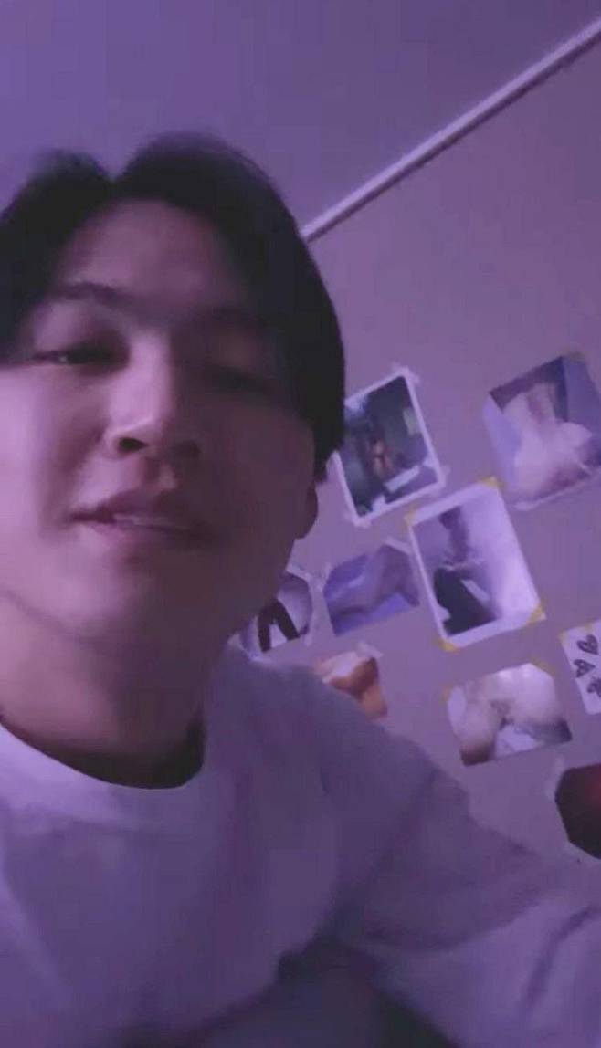 제이비가 라이브 방송을 하다 벽에 붙어있는 사진 때문에 논란이 생겼다./ 사진=커뮤니티 캡처