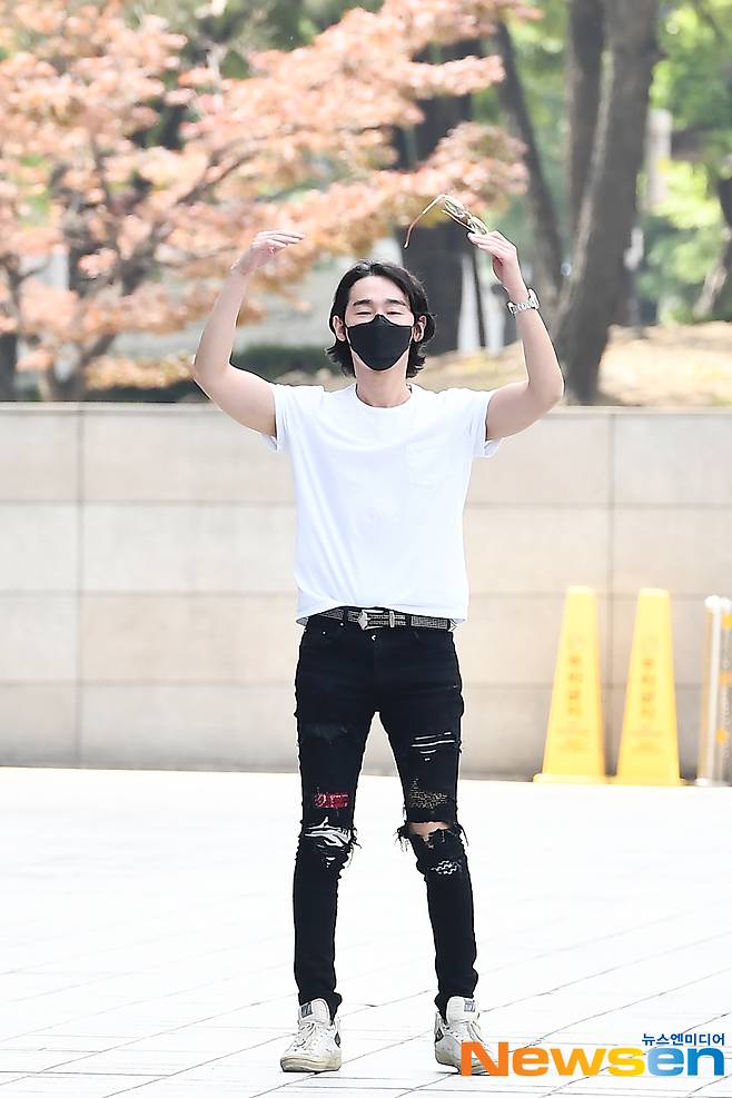 Writer Heo Ji-woong is on his way to work to attend the SBS Love FM Heo Ji-woong Show radio schedule at SBS Mokdong in Seoul Yangcheon District on May 14th.