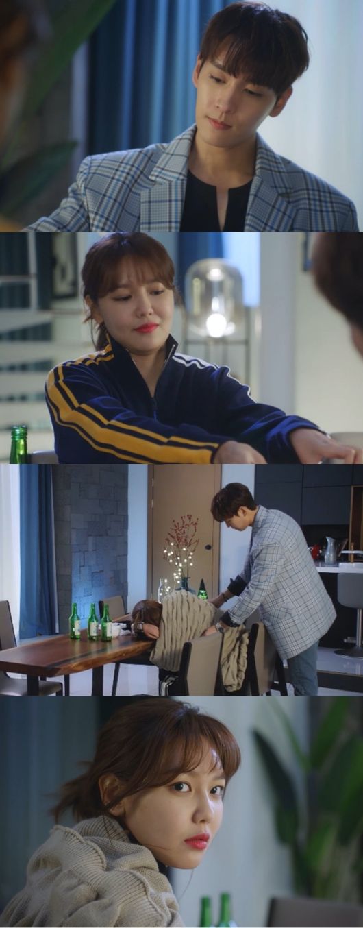 The anomaly flows between Choi Tai-joon and Choi Sooyoung.In the 9th and 10th episodes of the gilt drama So I Married Antifan (played by Nam Ji-yeon, Kim Eun-jung/directed by Kang Cheol-woo/produced by Gardin Media, Warner Bros.) (hereinafter referred to as antifan) broadcasted at 6 p.m. on the 14th (Today), Choi Tae-joon (played by Hoo Jun) and Choi Soyoung (played by Lee Geun-young) The story is drawn.Earlier, Hoi Tae-joon and Lee Geun-young started a virtual marriage program, and while shooting together, they showed off their chemistry and showed off their chemistry.Lee Geun-young, who was later kicked out of his house by his mother Jang Hee-jung (Yoon Bok-in), decided to take a moment to take part in the shooting penthouse of Hu-jun, and attention was focused on the subtle cohabitation of the two.In the meantime, the scene released on the 14th (Today) attracts attention because it contains a heartfelt drink by Hu Joon and Lee Geun Young.Hoo Jun not only answers Lee Geun Youngs various questions with a bitter expression, but also recalls the past that he regretted drinking.Lee Geun-young, who heard Hujuns complaint, finds a wound in his hand, ticks and hands an adhesive plaster.However, he will hold the hand of Hujun, who puts his hand silently, and carefully attach an adhesive plaster to create a strange atmosphere.In the meantime, Hujun emits a warm charm with the consideration of covering the blanket on Lee Geun Young who is lying on the table and sleeping.However, Lee Geun-young, who has not fallen asleep, sends a confused look to his behavior that can not be caught, and expects Ishq to bloom between the two people who are getting closer.This weeks show shows a subtle Ishq that sprouts between Hu Joon and Lee Geun-young, who have been tit-for-tat.In addition, I hope that you will be able to feel warmth in the way that the two people who have lived different lives understand and comfort each other. On the other hand, the gilt drama So I Married Antifan is broadcast every Friday and Saturday at 6 pm.[Photo] (Corporate) Gadine MediaCopyright c Koreas Best Sports Entertainment Professional Media (www. osen.co. kr)
