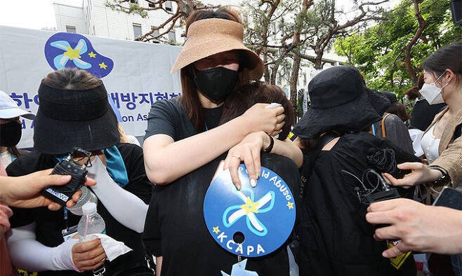 14일 오후 서울 양천구 서울남부지법 앞에서 시민들이 선고 직후 눈물을 흘리고 있다. 연합뉴스