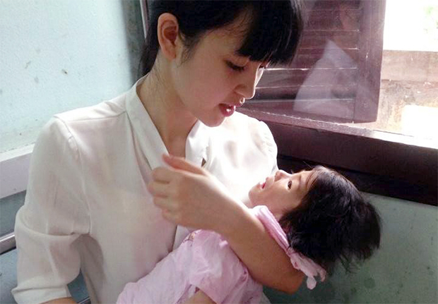 아름다운 외모로 꽤나 유명했던 팜 티 탄 땀은 2016년 6월 자선행사에서 뇌성마비아 타오 티 옌 니를 만났다. 한 눈에 보아도 아기의 건강은 나빠 보였다.
