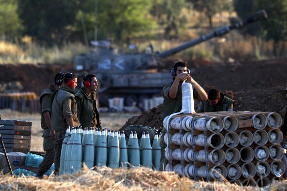 이스라엘 지상군 병사가 13일(현지시간) 가자지구 접경지역에서 포탄을 점검하고 있다. 2021.5.13. AP 연합뉴스