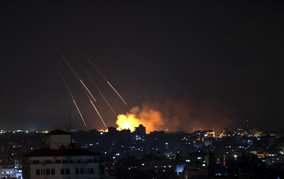 이스라엘군이 13일(현지시간) 가자지구를 폭격하고 있다. 2021.5.13 AP 연합뉴스