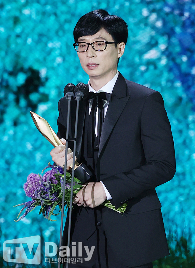 Broadcaster Yoo Jae-Suk gave a deep afterlife and echo with the award testimony of Maria Full of Grace.At the 57th Baeksang Arts Awards held on the 13th, Yoo Jae-Suk won the Grand Prize in the TV category, the highest honor.His MBC entertainment program What do you do when you play? He also won the trophy for entertainment.It is only eight years since Yoo Jae-Suk received the TV category in Baeksang Arts Grand Prize.He has been awarded the Grand Prize in 2013 thanks to the ball that led to Infinite Challenge and Running Man.In 2006 and last year, he also won the Mens Entertainment Award.He was named the 15th Grand Prize winner only on the terrestrial broadcasting, and he set a new record for the 17th Grand Prize at the awards ceremony hosted by the broadcasting company.I was a little surprised, I really appreciate you for the big prize.I received a big prize last year and said, I will see you in seven years. I do not know what to thank you for receiving a big prize in a year. I receive this award, but I can not receive it alone. MBC What do you do?, SBS Running Man, KBS2 Comeback Home, tvN Six Sense and so on.I would like to thank you for borrowing this place from many guests and fellow seniors who have been with me. In particular, Yoo Jae-Suk, who has been called MC while conducting a number of programs, said, I am actually a comedian who debuted in 1991.I will continue to try to give a smile to many people who are my job and comedy. Yoo Jae-Suk, who entered the broadcasting company through the 1st KBS University Gag Festival, spent nine years of obscurity and was named as National MC by clean progress and extraordinary empathy through many entertainment programs.His professional spirit, which he will not forget his comedian duty, conveyed a heavy impression to many.In addition, I received a hot applause for the response to the China Northeast Passage process.The Northeast Passage process is a historical distortion research project promoted by the China government since 2002 to make all the history developed within the China border into China history. Recently, it has been spreading to food and clothing such as kimchi and hanbok.So Yoo Jae-Suk recently said, What do you do when you play? Hipster who loves tradition  Bucca Yuyaho, widely known Korean food PPL and life hanbok, and got a hot response from viewers against the China Northeast Passage process.I heard the preciousness of things that are natural during the celebration stage, and suddenly I thought that there is a culture and tradition that comes down from our ancestors.I think that our interest and love are the time we need now. The inspiring Yoo Jae-Suks award-winning testimony left a heavy afterlife: his unwavering authenticity, which continued broadcasting in a low, modest manner every moment, was enough to be applauded.