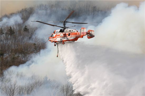 KA-32 산림헬기가 산불을 끄고 있다.