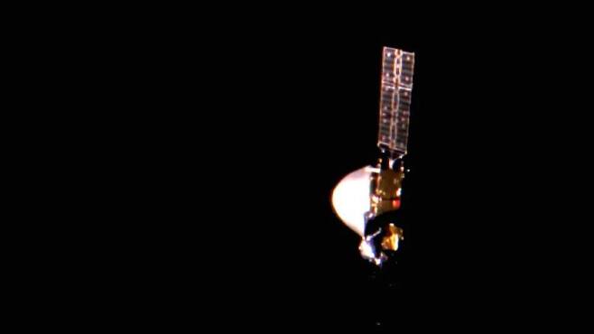 중국 화성 탐사선 텐원 1호가 발사 직후 내장 카메라로 자신을 찍은 사진. 지난 2월 10일 화성 궤도에 진입하는 데 성공했다./CNSA