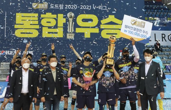지난달 17일 오후 인천 계양체육관에서 열린 2020-2021 프로배구 V리그 남자부 챔피언결정전에서 우승한 대한항공 임원진과 선수들이 우승트로피를 들고 기념촬영을 하고 있다. 뉴시스