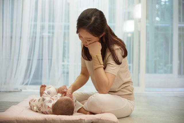갓난아기가 38.5도 이상의 열이 5일 이상 지속되면 가와사키병 가능성도 염두에 둬야 한다. 게티이미지뱅크