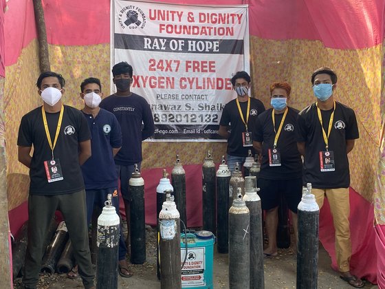 인도 뭄바이에서 샤이크가 설립한 봉사 단체 '희망의 빛(Roy of Hope)'. 약 20명의 자원봉사자들이 이 단체에 속해있다. [트위터 'Shahnawaz Shaikh']