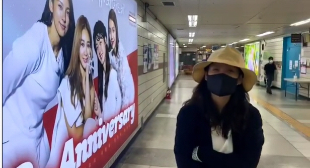 Lee Hyori was found at Apgujeong Station.Fin.K.L fans cheered as Lee Hyori, dressed modestly in straw Hat and dark cardigans, appeared at Apgujeong Station.On the 16th, Fin.K.L fan club official Instagram posted a video and a photo with an article entitled Leader who made a surprise visit to the 23rd anniversary signboard of Fin.K.L debut.In the video, a woman wearing straw Hat is walking down the underground road of Apgujeong Station.The woman who laughed while standing in front of a signboard marking the 23rd anniversary of her Fin.K.L debut was Fin.K.L leader Lee Hyori.Lee Hyori came to the public to celebrate the 23rd anniversary and posted an advertisement for the Subway billboard.Fankle fans said, I am deeply grateful to our leader for finding us in bad weather, and we have been together for a long time.Earlier, Fin.K.L members also said to fans who celebrated their 23rd anniversary, Lets stay together for a long time.In particular, Ock Joo-hyun posted a picture of his camping club with Fin.K.L members on his instagram.Ock Joo-hyun said, Twenty-three years of endurance, patience. My love, our love # Pinky. I love you.Lets stay healthy until the day we can all camp together without a mask (remember our leader?!), he wrote.Its the Black Ock Joo-hyun of Fin.K.L, which celebrated its 23rd anniversary, he added.Meanwhile, Fin.K.L debuted in 1998 and celebrated its 23rd year this year.