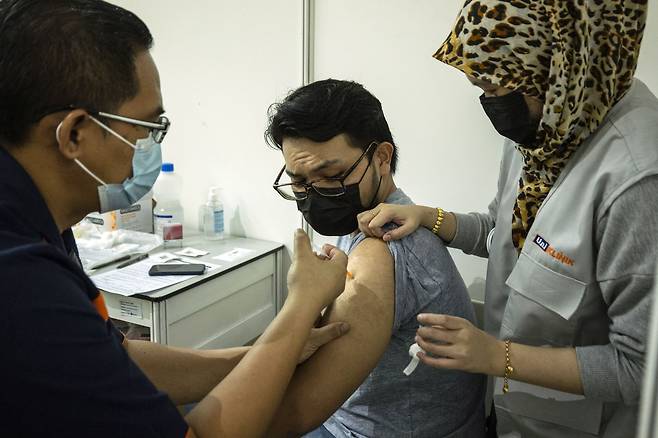 16일 말레이시아 수도 콸라룸푸르에서 한 남성이 코로나 백신 접종을 받고 있는 모습 /EPA 연합뉴스