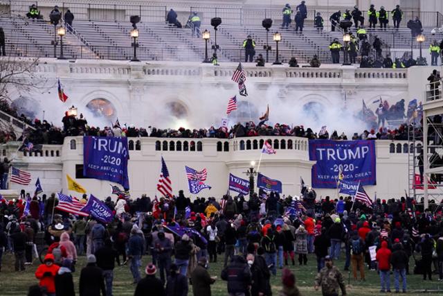 도널드 트럼프 전 미국 대통령의 지지자들이 1월 6일 미국 워싱턴 국회의사당을 침입하는 모습. AP 연합뉴스