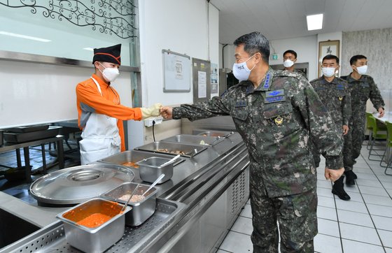 이성용 공군참모총장이 13일 공군 경북지역 방공관제부대를 찾아 격리 장병들의 식사 준비를 지원하는 병사를 격려하고 있다. 사진 공군.