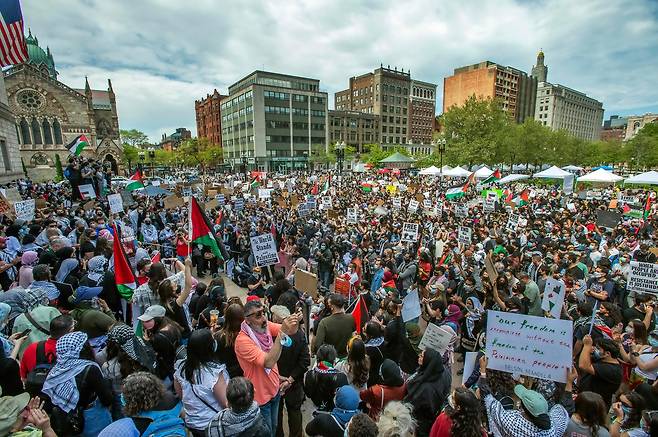 15일 미국 메사츠세츠주 보스턴 코플리 광장에서 열린 팔레스타인 지지 시위에 수천명이 참가했다. AFP=연합뉴스