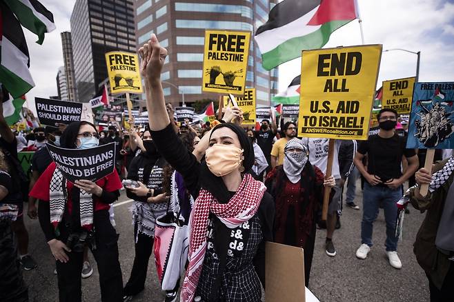 LA에서 열린 팔레스타인 지지 집회에 참석자들이 미국의 이스라엘에 대한 지원을 중단할 것을 요구하는 피켓을 들고 있다. EPA=연합뉴스