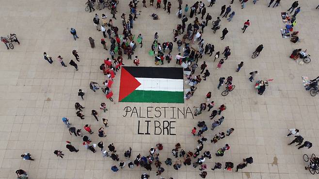 멕시코 시티 시민들이 15일 팔레스타인 지지 집회를 열고 있다. 팔레스타인 깃발 아래 "팔레스타인을 해방하라"는 글씨가 보인다. EPA=연합뉴스