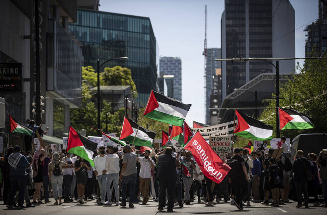 캐나다 밴쿠버에서 15일(현지시간) 팔레스타인을 지지하는 집회가 열리고 있다.[AP]