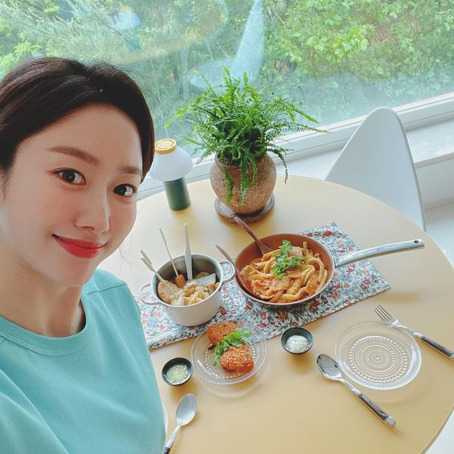 Actor Jeon Hye-bin enjoyed eating with Bunsik milkyts made by dentists Husband and Kwon Yuri.On the 16th, Jeon Hye-bin said to his instagram, Bunsik set that Kwon Yuri made Kwon Yuri!It rains, so I think of Bunsik. The photo shows Jeon Hye-bin, who was awarded with Bunsik Milkit, a recipe for Girls Generation Kwon Yuri.It appears that there are two table settings, so they are eaten with Husband.Ive been playing a pretty potten in Bossam these days, and when did you make a milky kit, you can have the world, said Jeon Hye-bin.On the other hand, Jeon Hye-bin is currently playing Lee Kwang-sik in KBS2 weekend drama OK Photon.