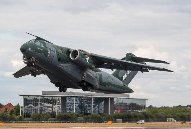 브라질 엠브리어 KC-390 수송기가 활주로에서 이륙하고 있다. 위키피디아