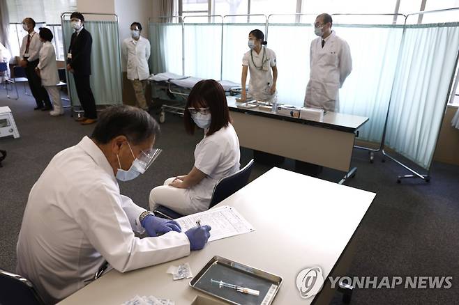 도쿄에서 코로나19 백신 접종을 받고 있는 의료진 [AP=연합뉴스 자료 사진]