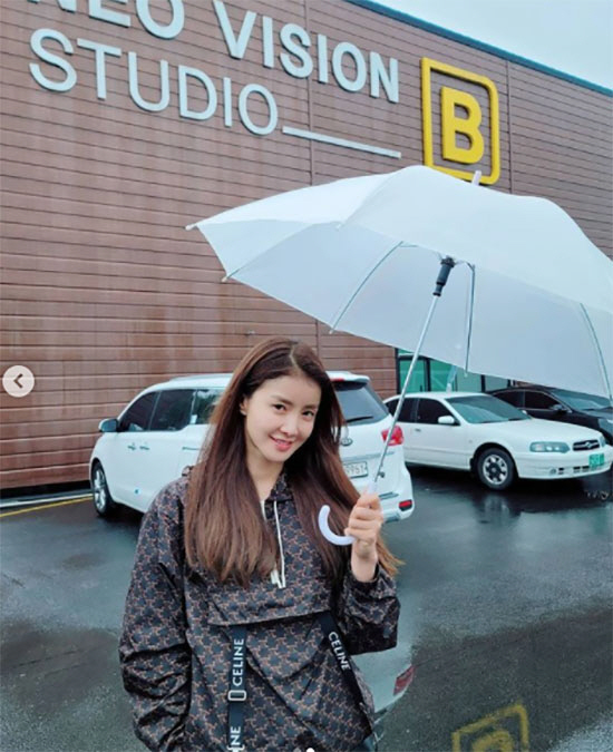 Actor Lee Si-young has been on the scene with Self-illumination Smile on rainy days.On Thursday, Lee Si-young shared her latest updates with a rainy weather emoticon on her Instagram account.In the photo released, Lee Si-young, dressed in a full Luxury logo, holds Umbrella.Self-illumination Smile, who can not hide even if he uses Umbrella, catches his eye.Especially in Luxury clothes, I wear clothes in Umbrella, which is roughly worn, adding to the charm of hair.Meanwhile, Lee Si-young married Cho Seung-hyun, a restaurant businessman, in 2017, and has a son in his element. He appeared on Netflixs Sweet Home released last December.