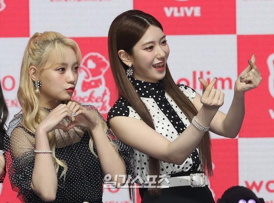 Girl group Rocket Punch opened a showcase to commemorate the release of its first single, Ring Ring, at Blue Square in Hannam-dong, Yongsan-gu, Seoul on the afternoon of the 17th.Rocket Punch (Dahyeon, Juri Ueno, Yoon Kyung, Yeon Hee, So-hee, Suyun) members So-hee and Suyun pose in photo time.
