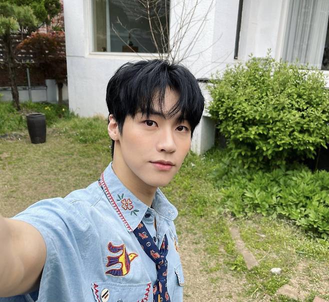 N.Flying Lee Seung-hyeop has revealed the latest.Lee Seung-hyeop communicated with his fans on May 17th, posting a picture on his Instagram.Lee Seung-hyeop in the public photo is looking at the camera with a blue shirt and colorful patterned tie.Lee Seung-hyeop, who boasted a distinctive features, also perfectly digested the black hair with a chic atmosphere and stimulated The Earrings of Madame de... with visuals.The netizens who watched the post responded such as I have a beautiful water, I want to see, Do you eat backwards?Lee Seung-hyeop confirmed his appearance on JTBCs new gilt drama I Know.I know, but it is a hyperrealistic romance by a woman Yunabi (Han So-hee), who wants to love even though she can not believe in love, and a man Park Jae-eon (Song Kang), who wants to ride, even though love is annoying.