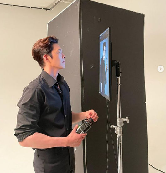 Actor Kim Woo-bin has released a wonderful current situation.Kim Woo-bin was shown on his SNS on the 17th.Kim Woo-bin shows a side with a black shirt and a well-organized Hair style, and Kim Woo-bins masculinity, which shows all-black fashion, stands out.Kim Woo-bins Strong jaw and handsome features also shine.Kim Woo-bin is in public devotion to Actor Shin Min-ah and recently filmed Choi Dong-hoons new film, Extraterrestrial + Inn.