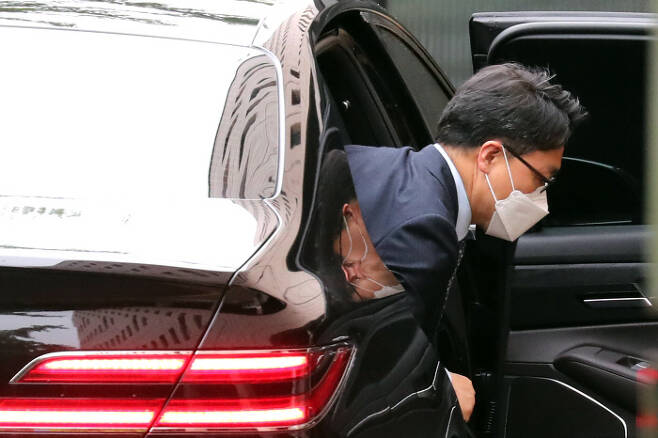 김진욱 고위공직자범죄수사처장이 17일 공수처에 출근하며 차에서 내리고 있다. 연합뉴스