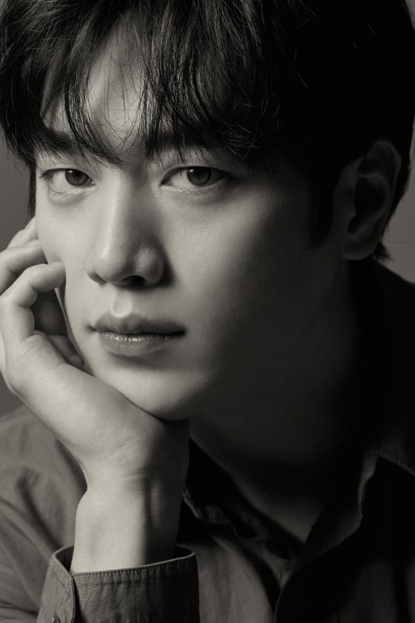 Actor Seo Kang-joon has been selected as the leading Actor in Korea.Sogangjun was selected as KOREAAN ACTORS 200 and participated as an Actor representing Korean movies.In the photo released by his agency, Man of Creation, Sogang Jun captures his Sight with a deep eye and intense aura like a person in a black and white movie.Seo Kang-joon has been attracting attention since she took a snow stamp on the audience through her screen debut film My Love My Bride, followed by Beauty Inside and Sorry I Love You Thank You.In particular, this time, Sogangjun will show a new charm through the movie once again as a singer-songwriter and radio DJ Character who has reached its peak after a long period of obscurity in Happy New Year.In addition, Sogang Jun is reviewing not only the film activities but also the return to the house.Soo Yeon Lee, who wrote the Secret Forest series and Life, is being cast as the main Character of the new work Zero (0) and is considering appearing.Sogangjun is planning to target both the screen and the house theater, and he is determined to show a more mature appearance as he has a short gap.Meanwhile, the KOREAAN ACTORS 200 campaign will continue to promote overseas special sites, which are maintaining a hot response overseas, by planning global exhibitions such as the publication THE ACTOR IS PRESENT, North America, Europe and China, as well as continuing overseas promotion in 2021.