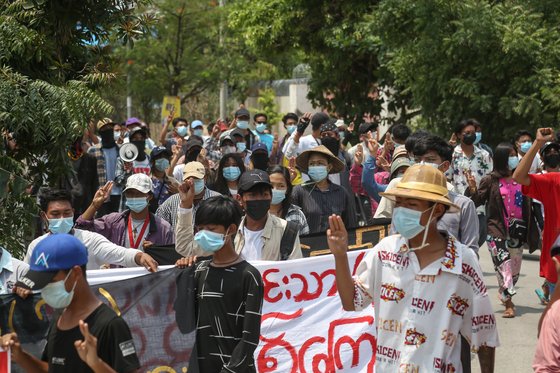 지난 3월 18일 미얀마 제2도시 만달레이에서 세손가락 경례를 하며 반군부 시위를 하는 시위대의 모습. [EPA=연합뉴스]