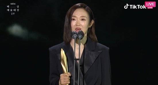 국립극단 연극 ‘햄릿’의 주인공을 맡은 배우 이봉련이 지난 13일 백상예술대상 시상식장에서 연극 부문 여우주연상을 받은 후 수상 소감을 말하고 있다. 방송화면 캡쳐