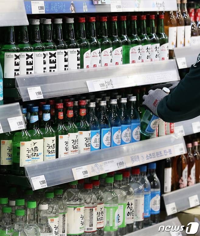 상품대에 진열돼 있는 술. 2021.1.28/뉴스1 © News1 오대일 기자