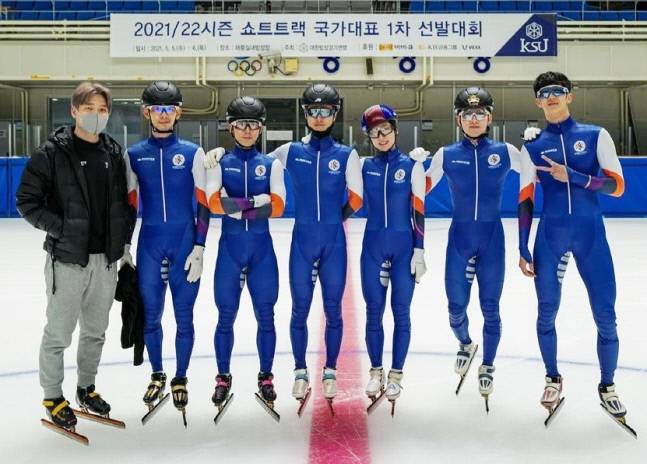 2021/22시즌 쇼트트랙 국가대표 선발대회에 참가한 스포츠토토빙상단의 신우철코치(가장 좌측)와 첫 국가대표로 선발된 박장혁 선수(가장 우측). 제공 | 스포츠토토코리아