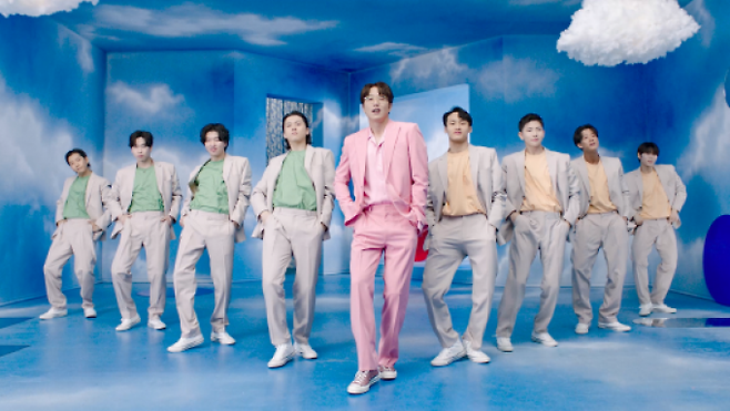 신곡 ‘아이 러브 유’ 뮤직비디오 예고 영상 속 성시경.