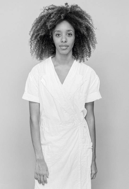 독일 베를린 슈타츠발레단의 첫 흑인 무용수인 클로에 로페스 고메스는 발레 '백조의 호수' 공연을 앞두고 피부를 하얗게 칠하라고 압력받는 등 인종차별을 받았다고 발레단에 소송을 제기해 지난 4월 승소했다. 베를린 슈타츠발레단 홈페이지