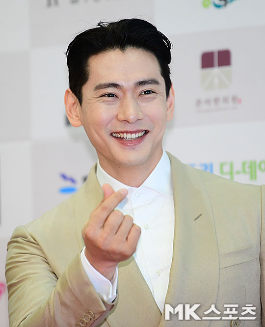 The 9th South Korea Arts and Culture Awards ceremony was held at the Seoul Hotel in Seoul, Gangnam-gu on the afternoon of the 20th.The movie Actor category winner, Teo Yoo, poses.